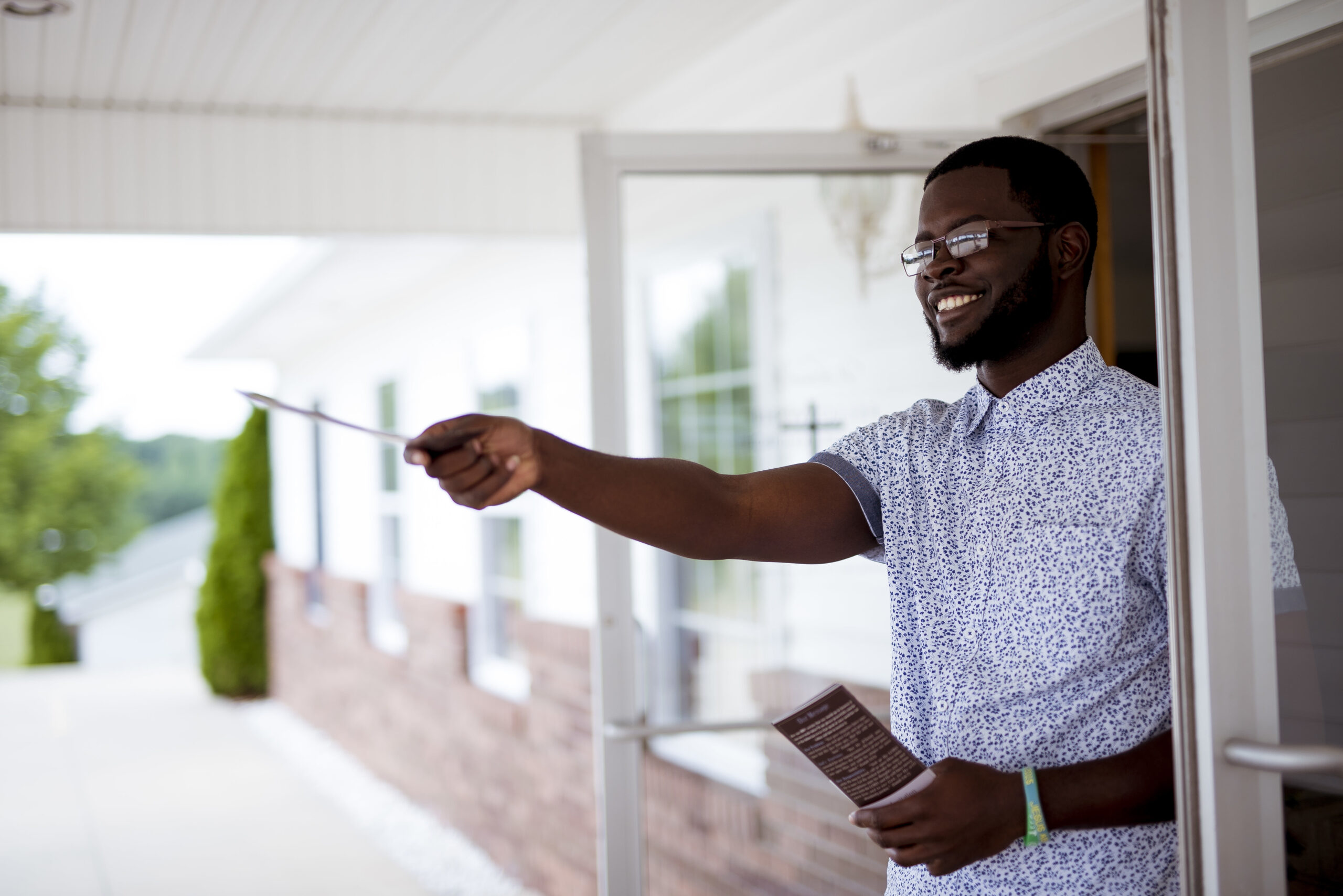 Sales agent looking for leads in public